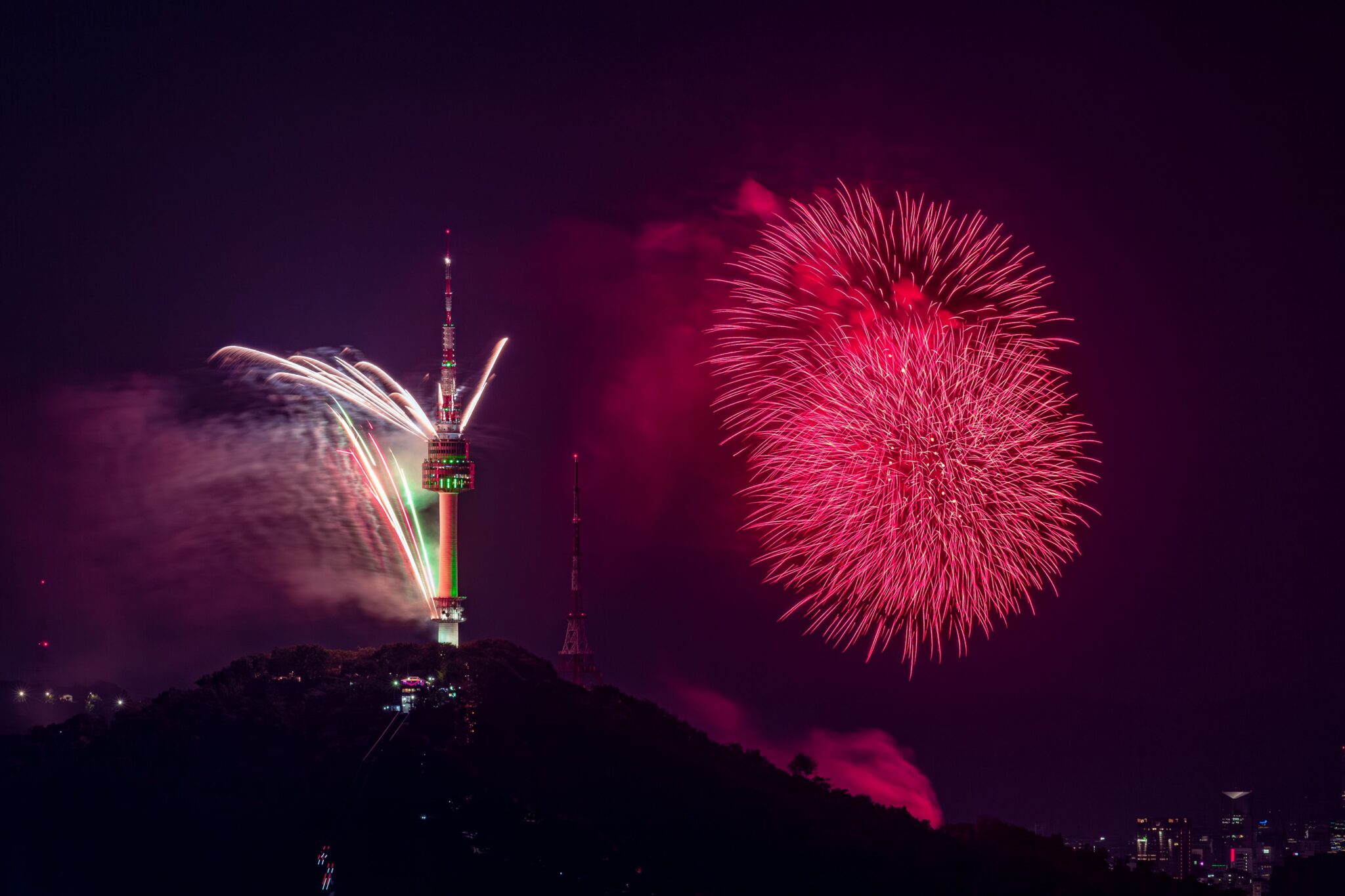 Tour de Seoul entouré de feu d'artifice.