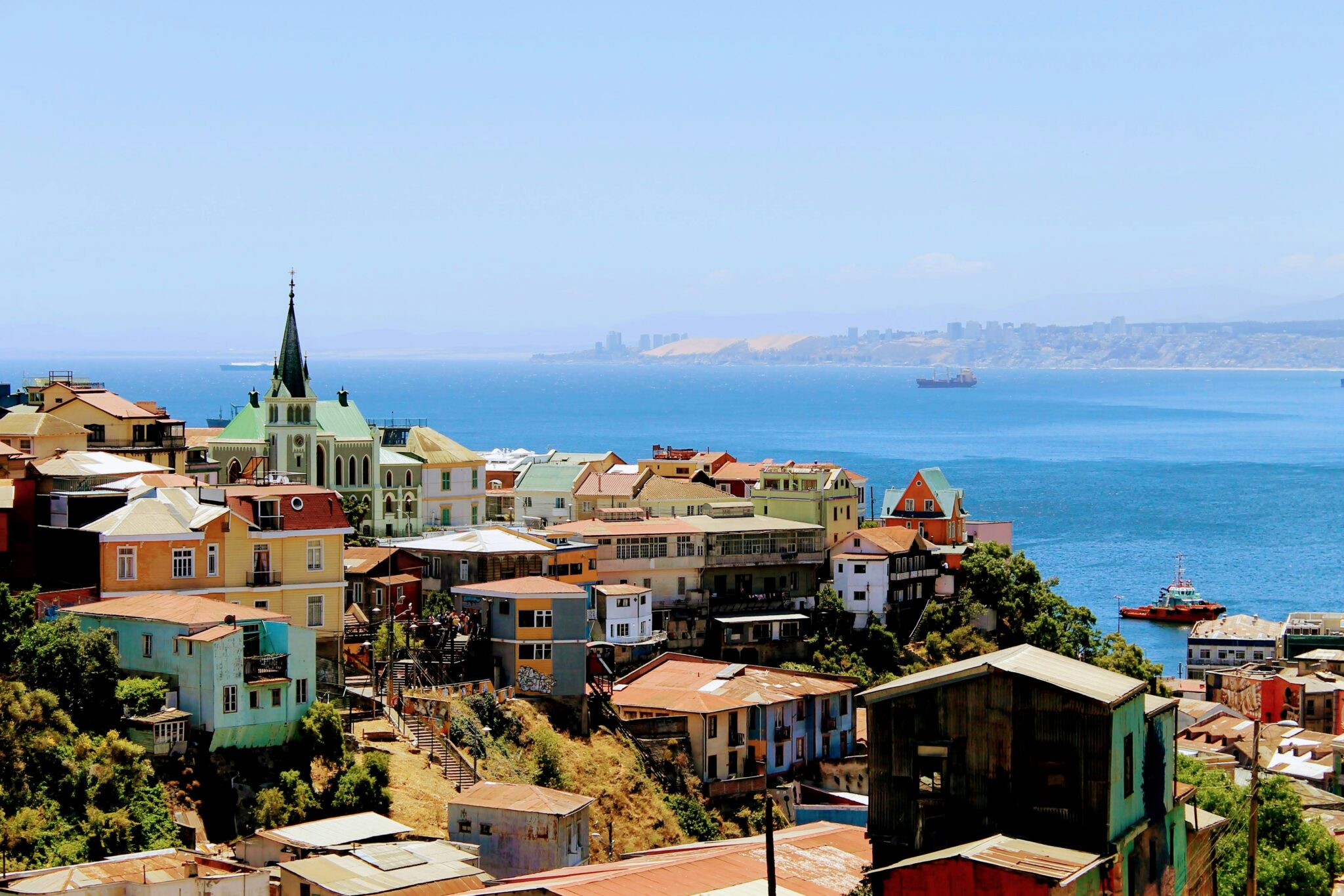 Vue des toits des maisons à Valparaíso, Chili.