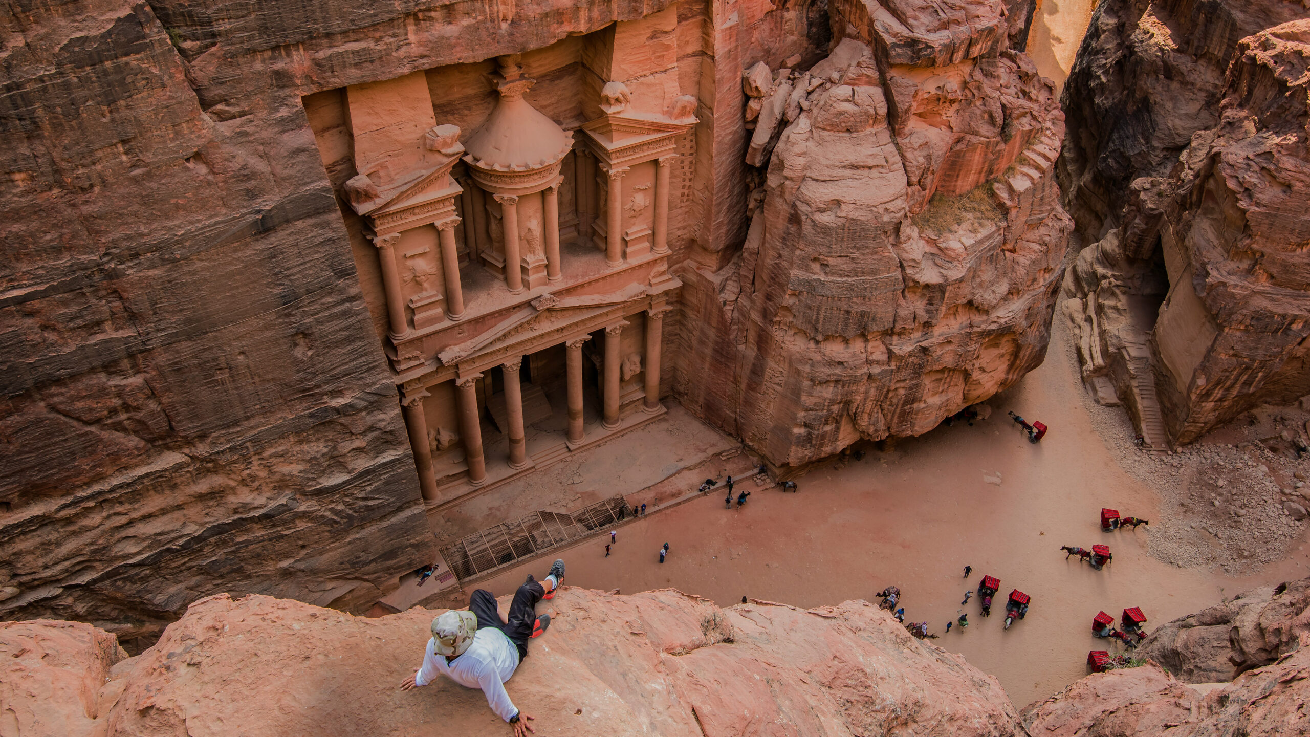 Vue de haut de l'entrée de la Cité de Pétra en Jordanie.