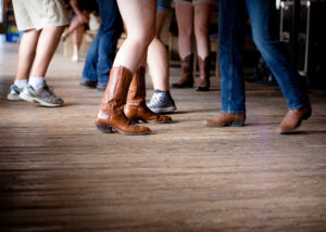 Personnes dansant avec des chaussures typiques texan