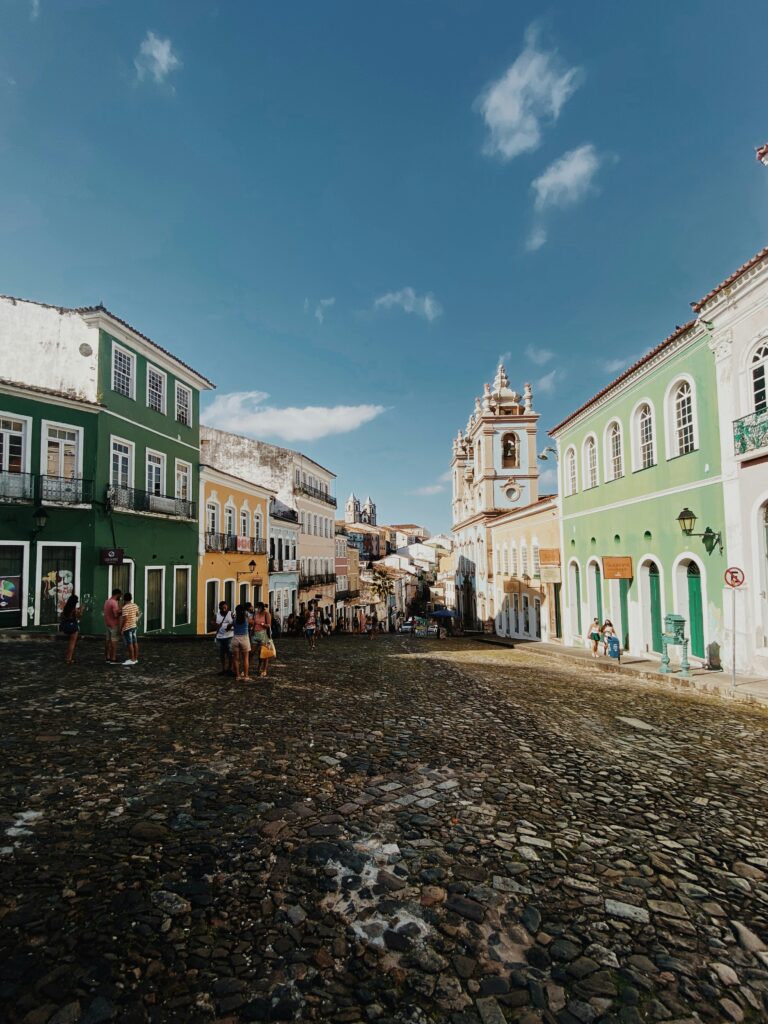 Rue piétonne à Salvador de Bahia avec des maisons colorées.