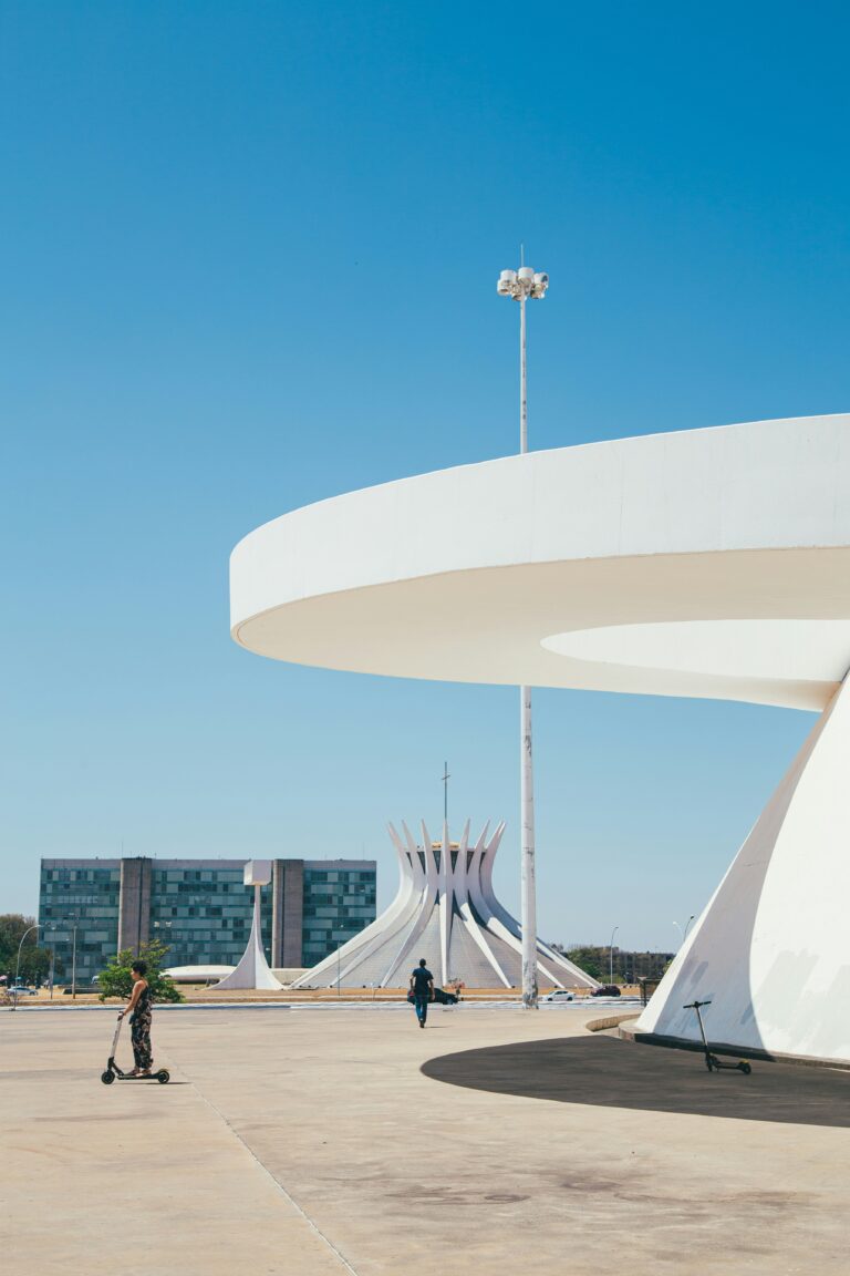 Photo de Brasilia avec un ciel bleu et des structures architecturales modernes.