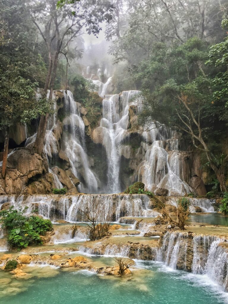 cascade dans un forêt à luang prabang au Laos