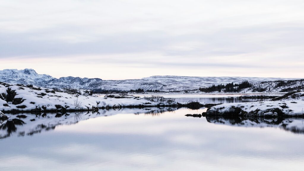 lac et collines recouvert de neiges