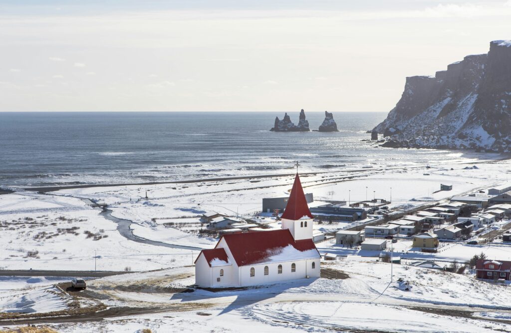Vue aérienne de la ville de Vic en Islande recouvert de neige