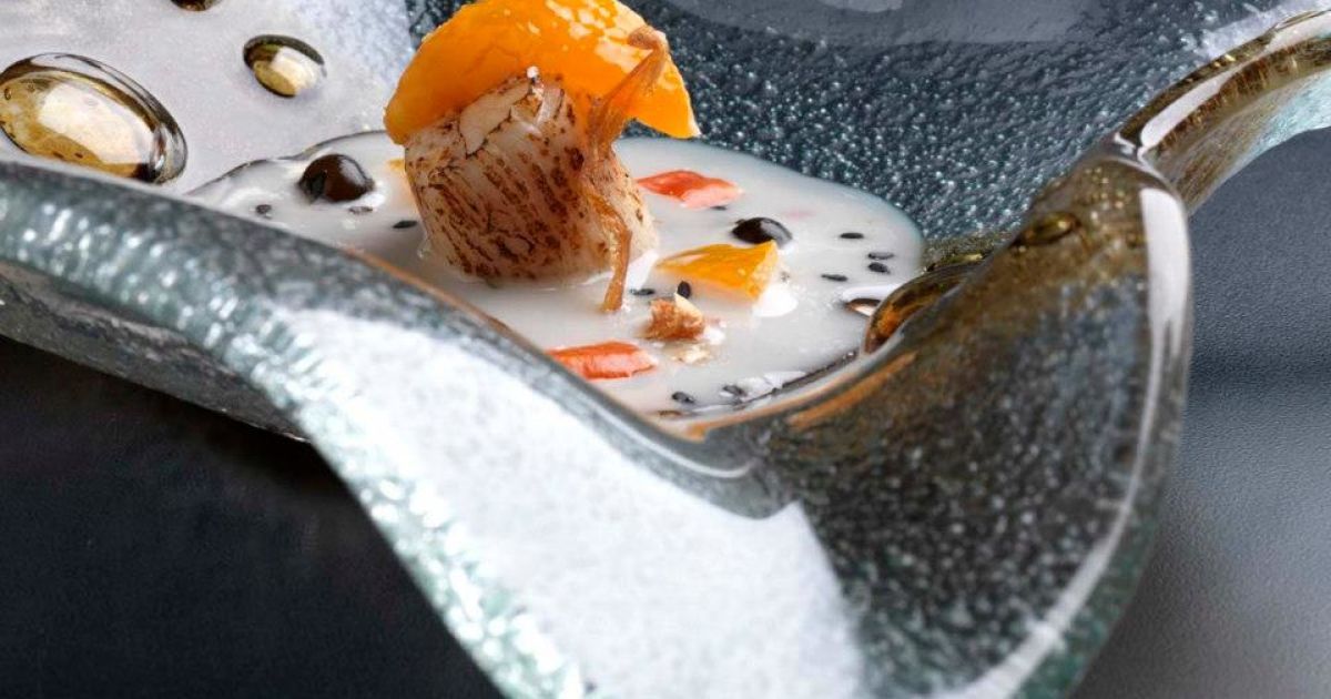 Spécialité du restaurant Maido avec un zoom sur le plat.