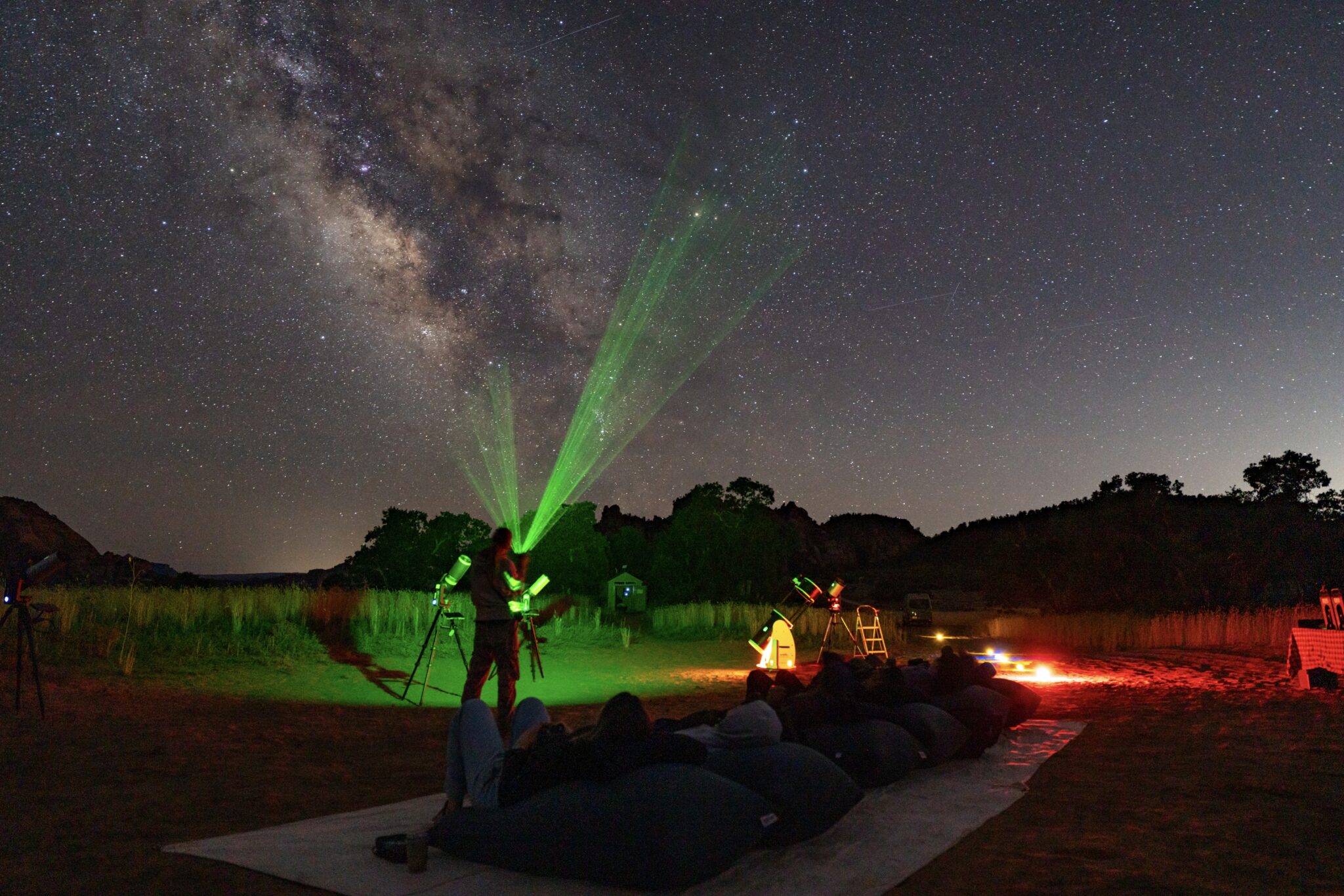 Touristes allongée sur le sol et admirant le ciel étoilé au Zion National Park.