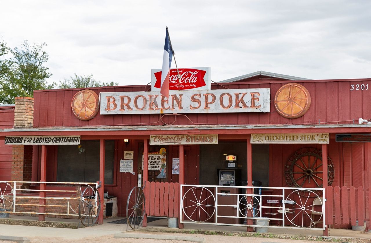 facade d'entrée du avec un drapeau texan