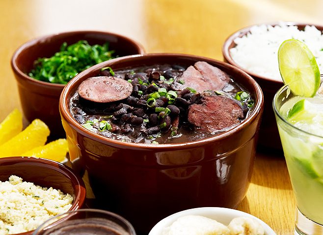 Plusieurs plats brésiliens dont le Feijoada