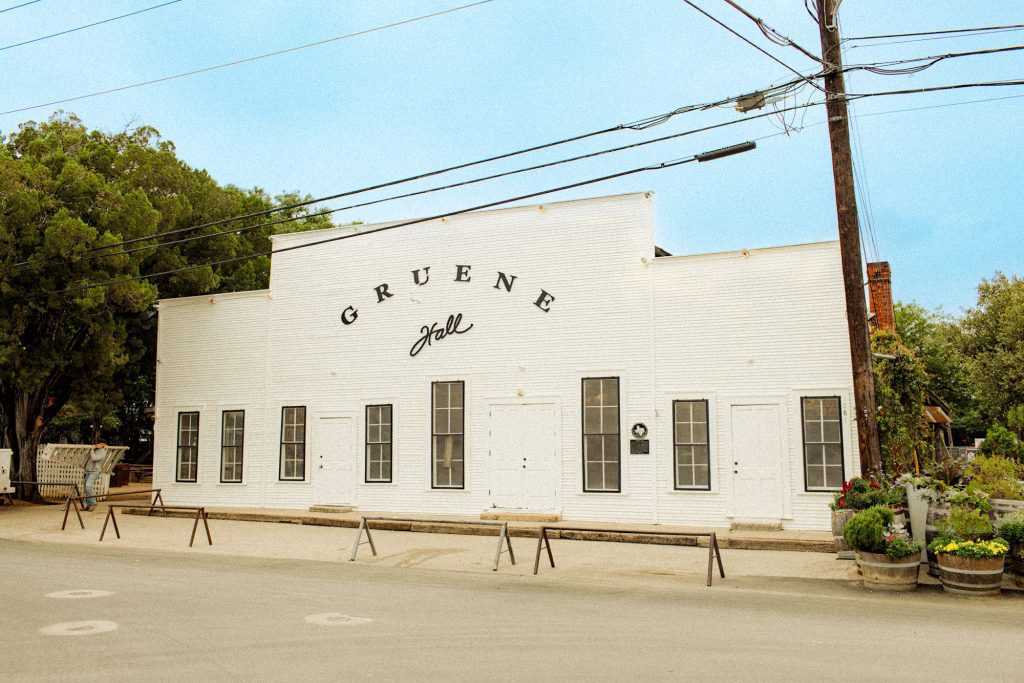 facade du gruene hall hanky tonk