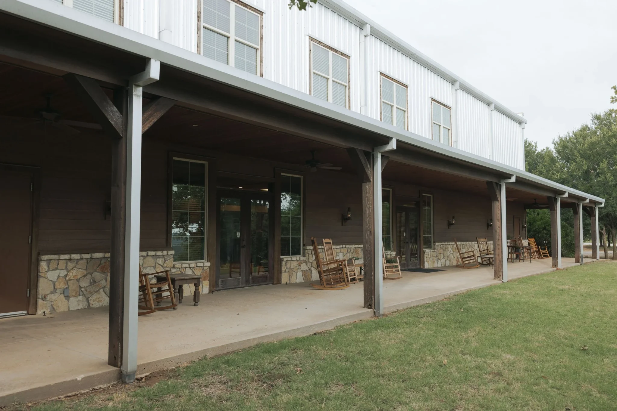 Entrée des chambres avec terrases et sieges à bascules dans un rach texan