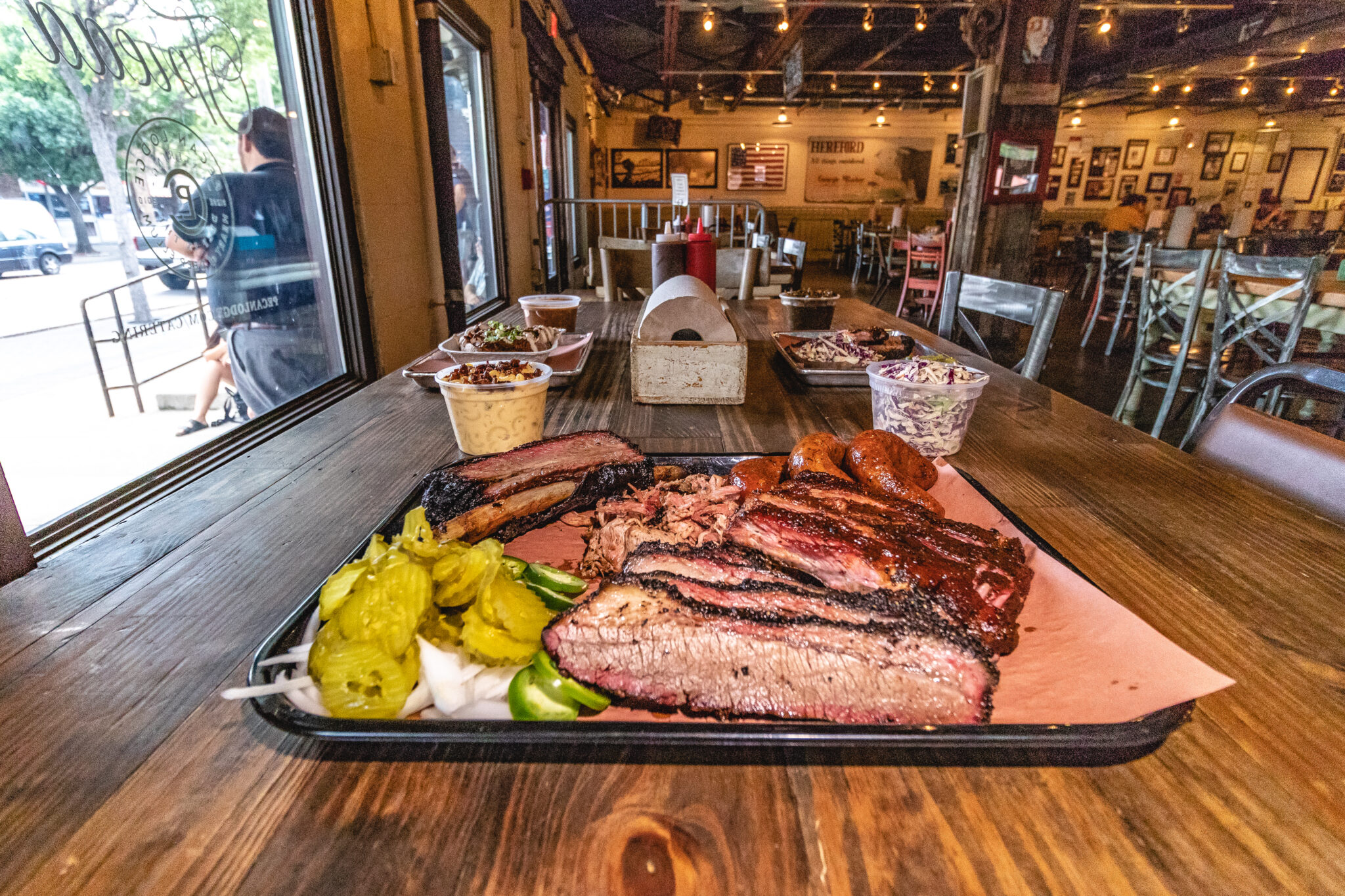 Brisket fumée servi sur un plateau avec des légumes