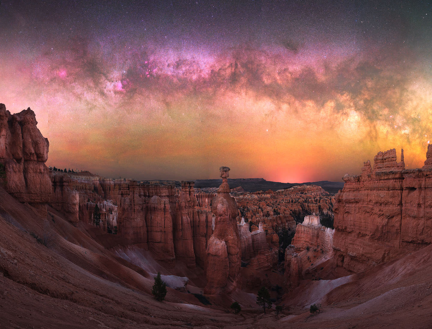 Soir étoilé au Bryce Canyon National Park, avec le ciel rempli de couleur.