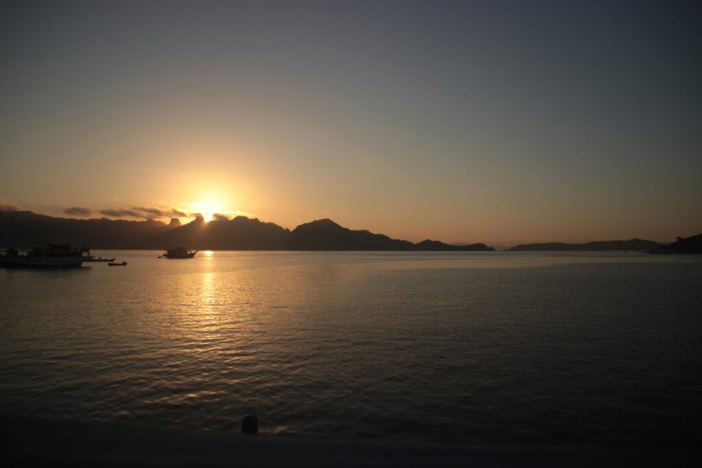 Coucher de soleil sur la mer en Indonésie.