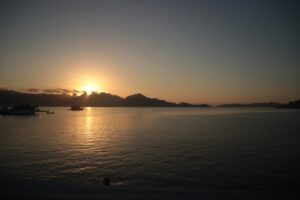Coucher de soleil sur la mer en Indonésie.