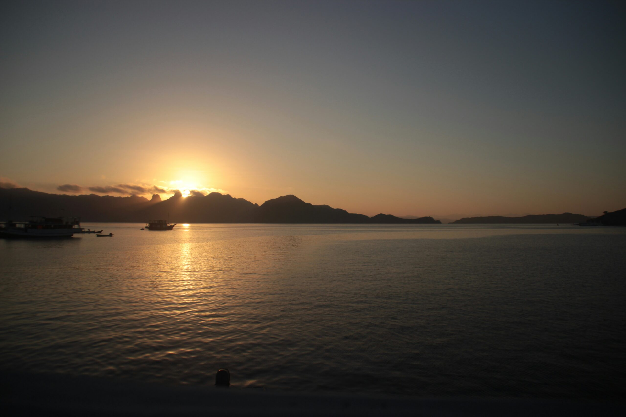 Coucher de soleil sur la mer en Indonésie.