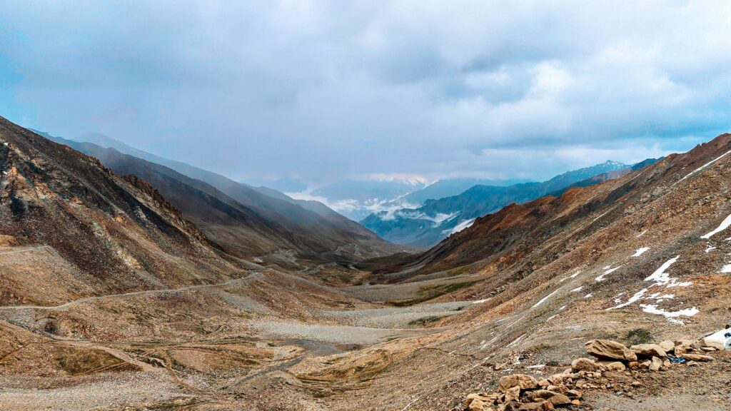 Vue panoramique de la vallée de la Nubra en Inde; plaine déserte et montagnes.