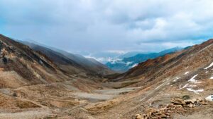Vue panoramique de la vallée de la Nubra en Inde; plaine déserte et montagnes.