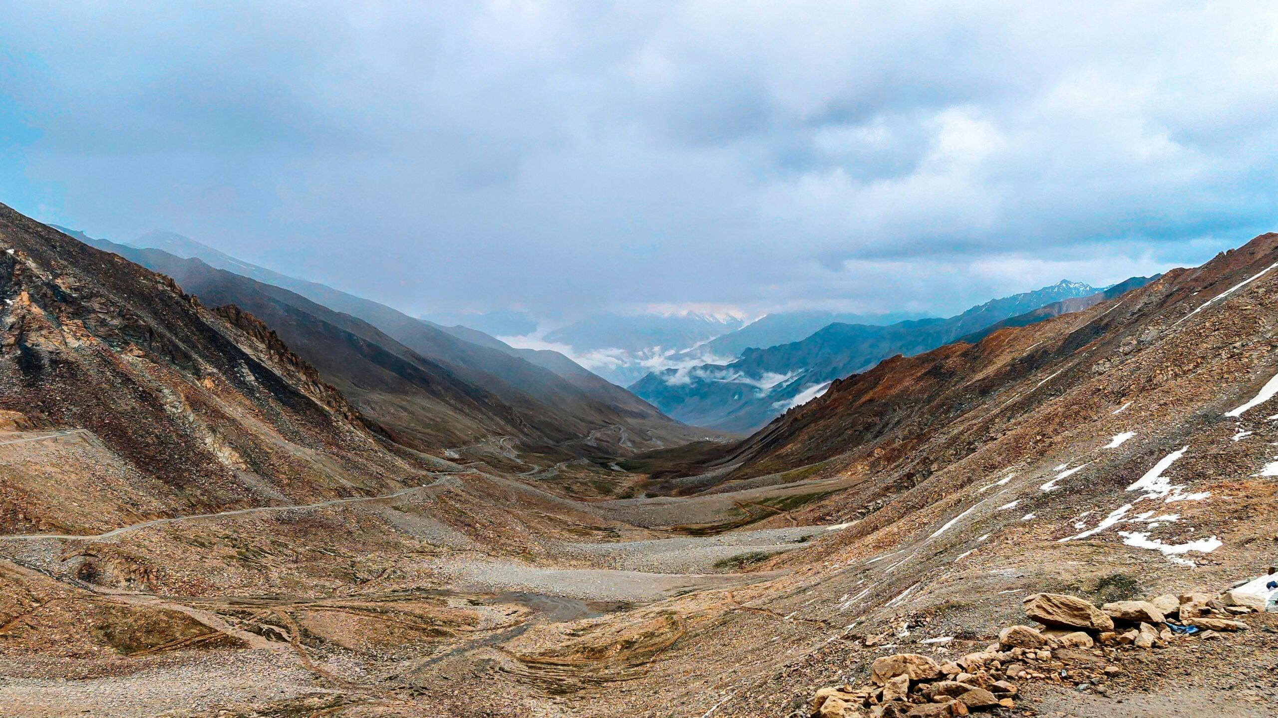Vue panoramique de la vallée de la Nubra en Inde; plaine déserte et montagnes.