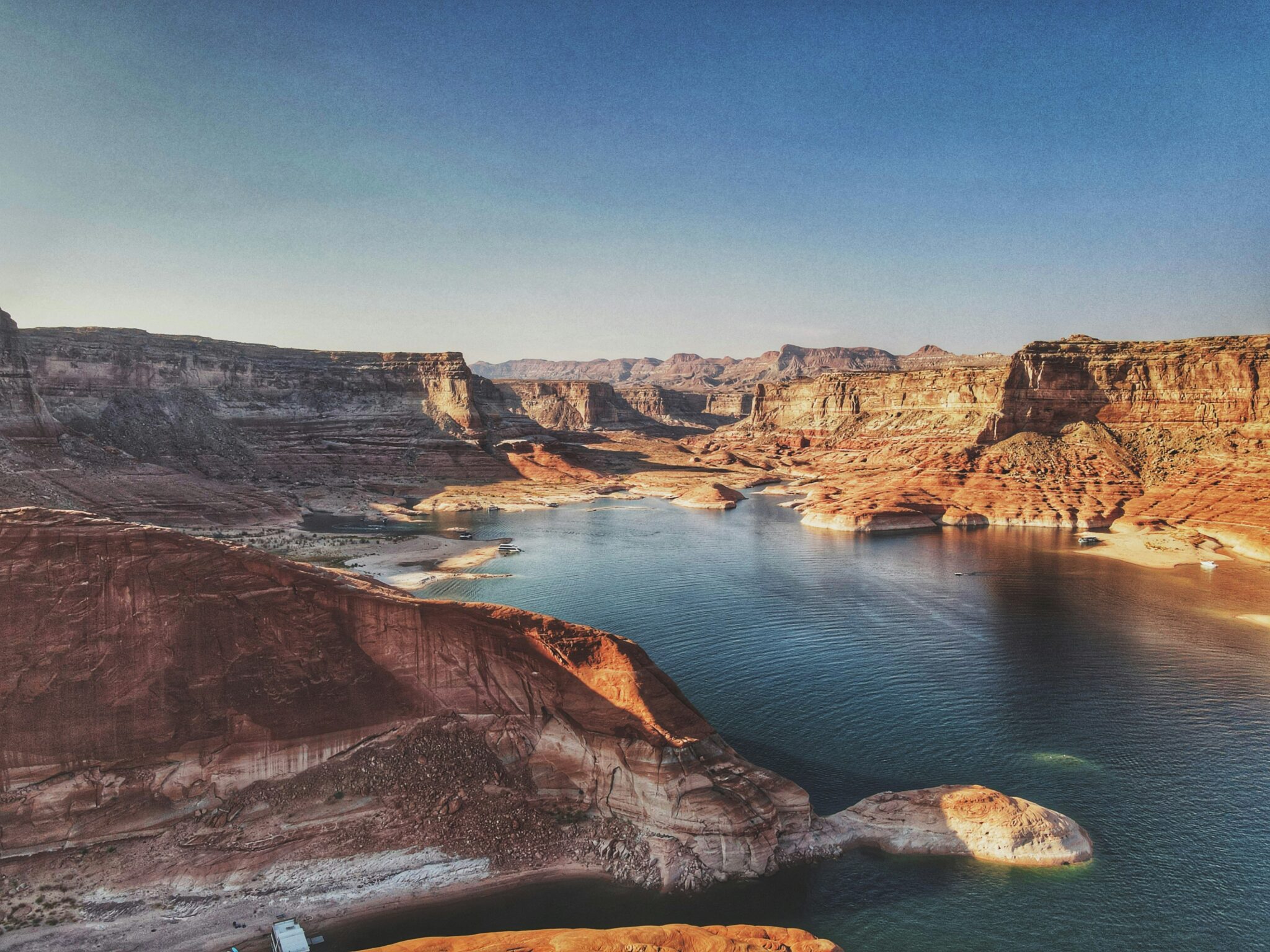 Vue du Lake Powell, un lac entouré de colline orange.