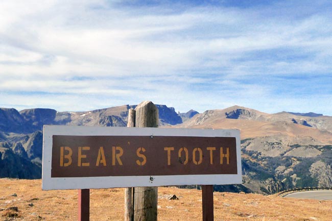Panneau de montagne mentionnant "Bear's Tooth".