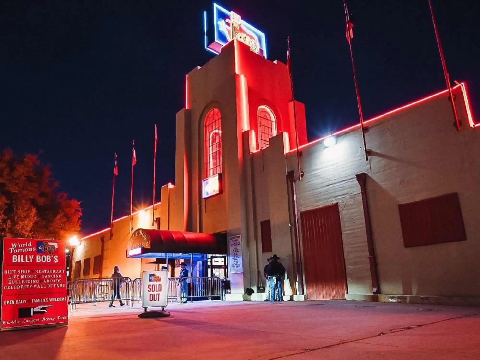 Entrée du Bily Bob's honky tonk de nuit avec des lumières rouges