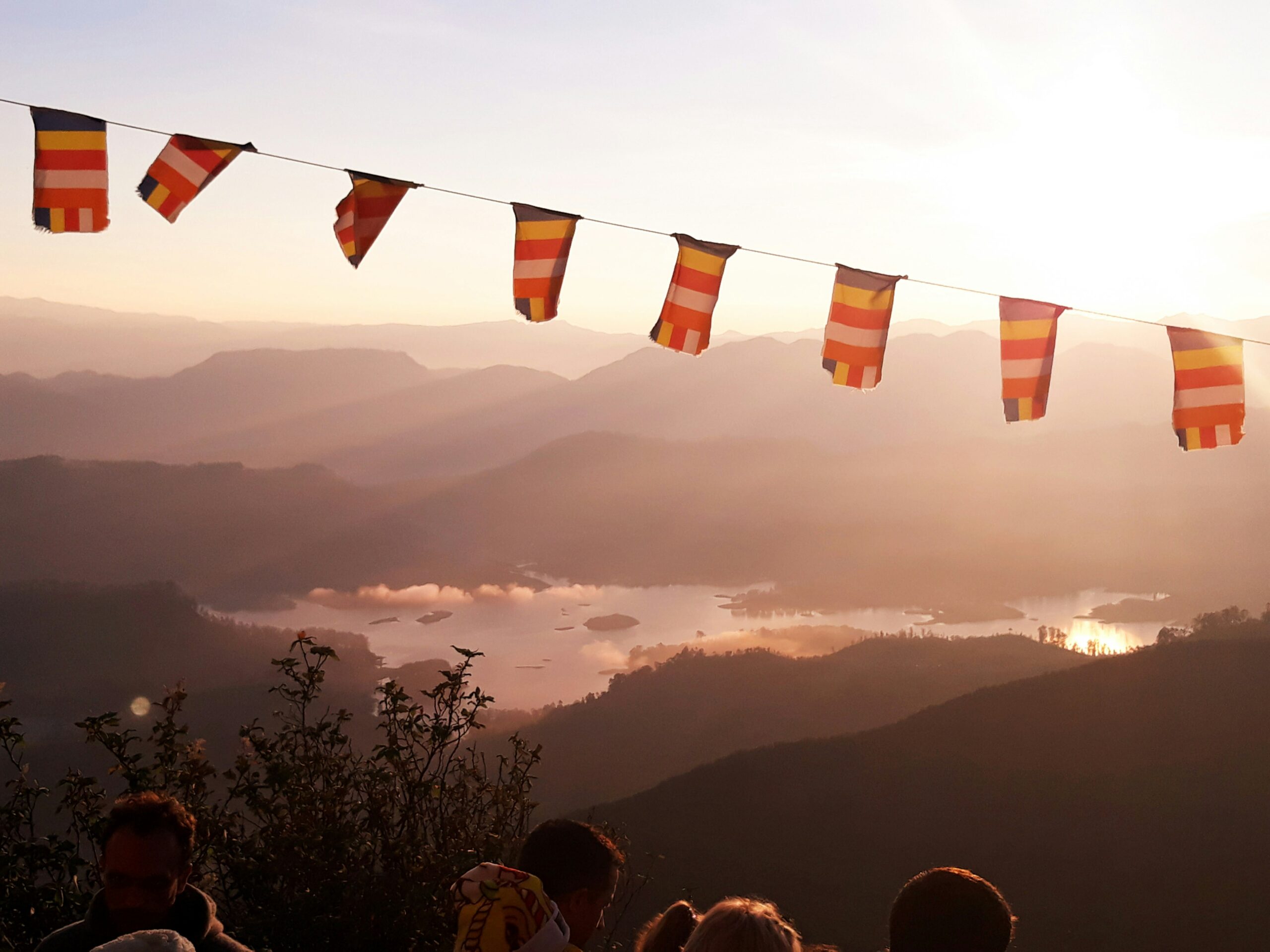 Vue du Pic d'Adam avec des drapeaux Sri Lankais au premier plan.