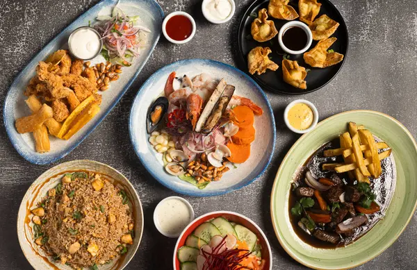 Plan d'une table remplie de plusieurs plats péruviens tel que la ceviche.