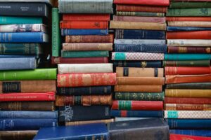 Quatre piles de livres remplissant la photo.