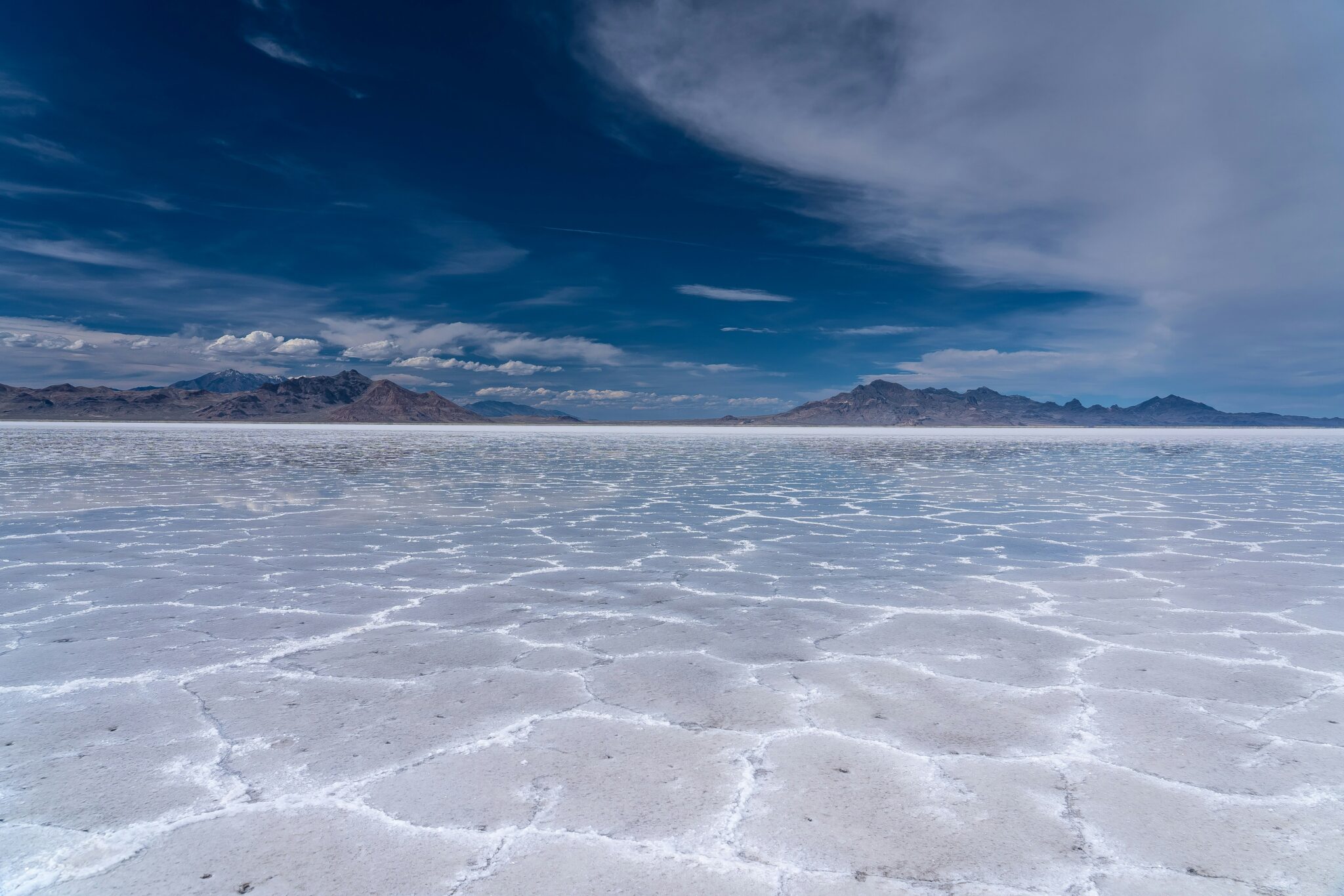Vue du Bonneville salt flats, sol blanc reflétant le ciel.