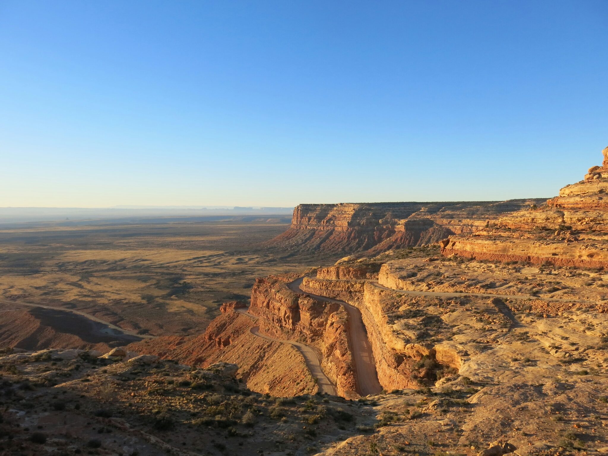 Route à flanc de colline du Moki Dugway.