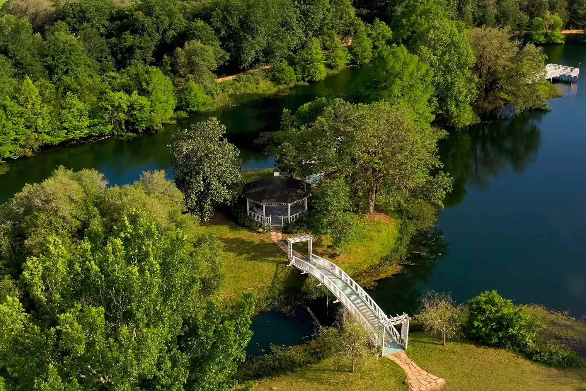 Ponton blanc reliant deux parties du ranch