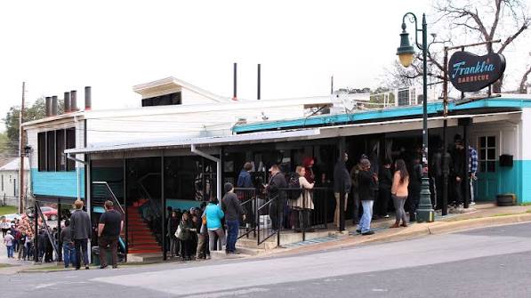 Une grande file d'attente devant un restaurant de barbecue fummé à Austin