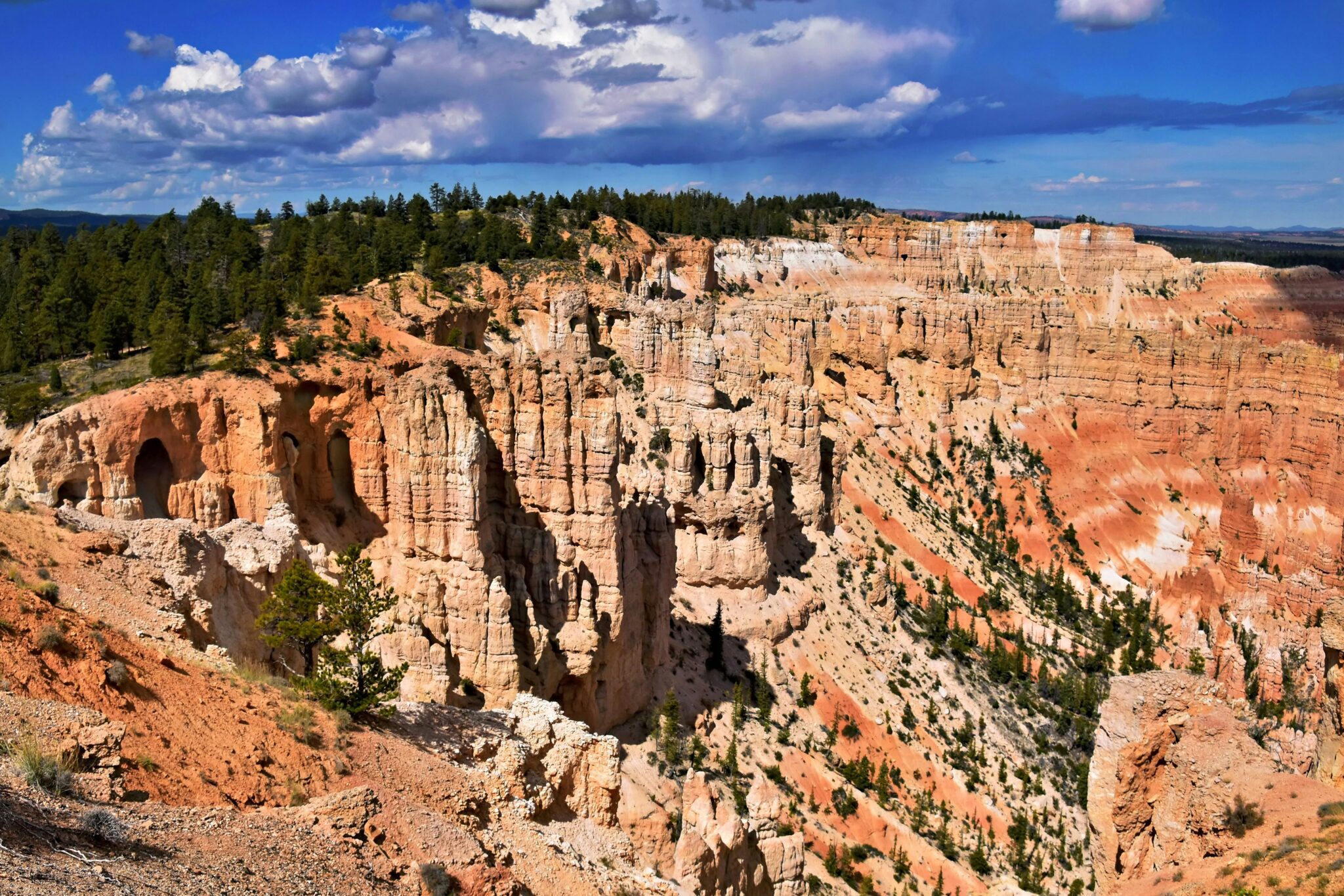 Point de vue du coucher de soleil au Bryce Canyon. Tour de sable orange.