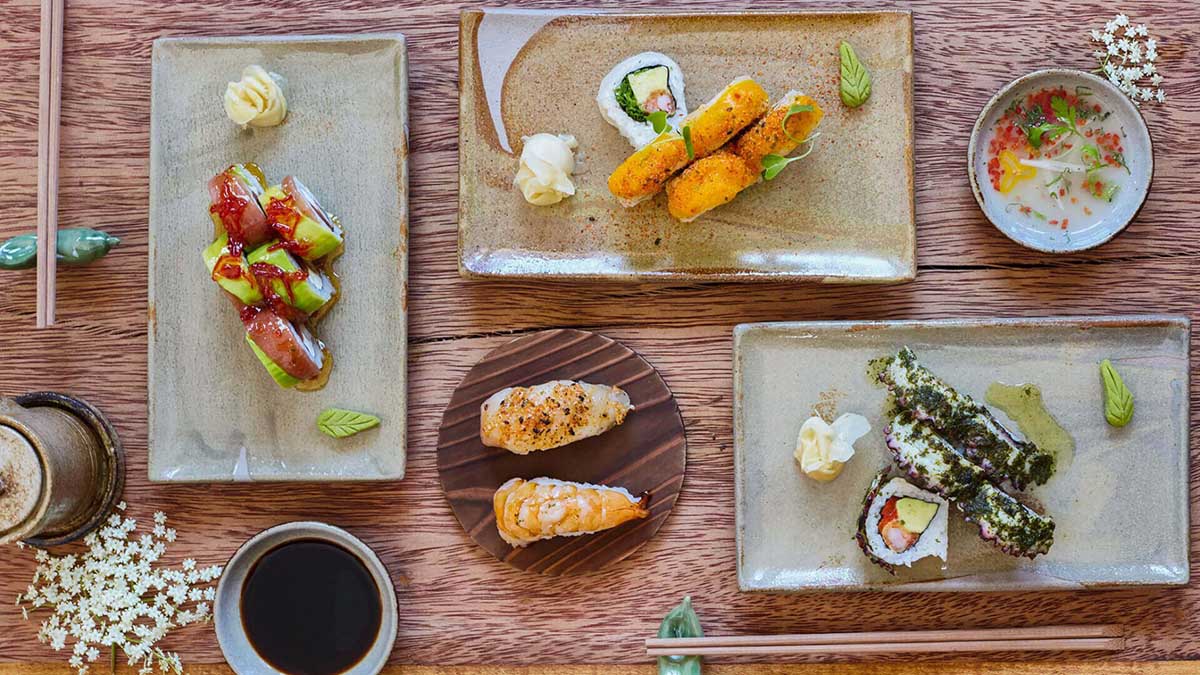 table remplie de sushi.