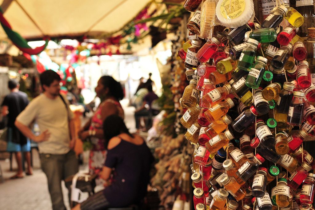 Marché Veo O Peso avec en premier plan des petites bouteilles de verres.