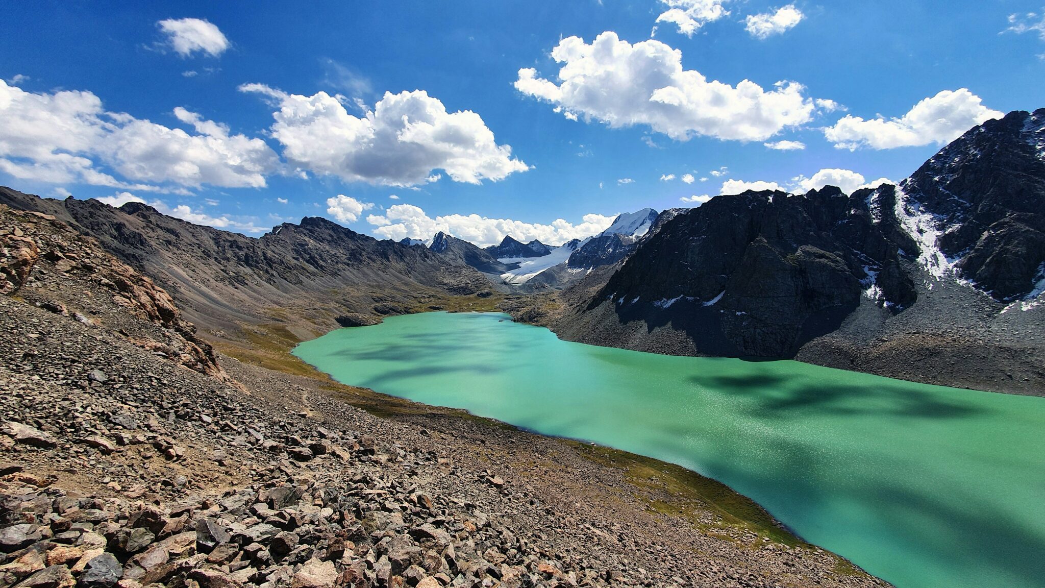 Plan panoramique du lac Son Kul au Kirghizistan