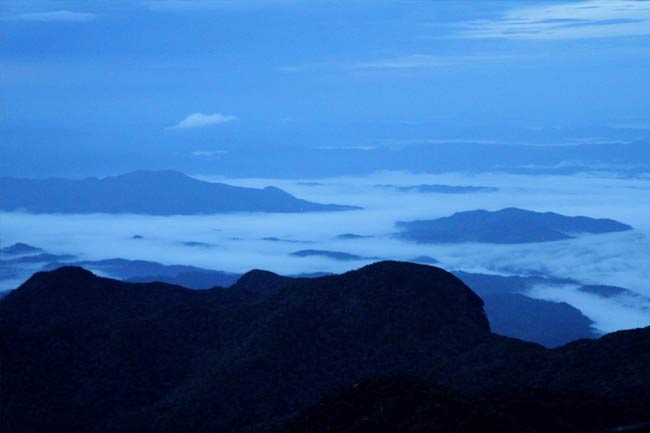 Vue du Pic d'Adam tôt le matin, recouvert de nuages.
