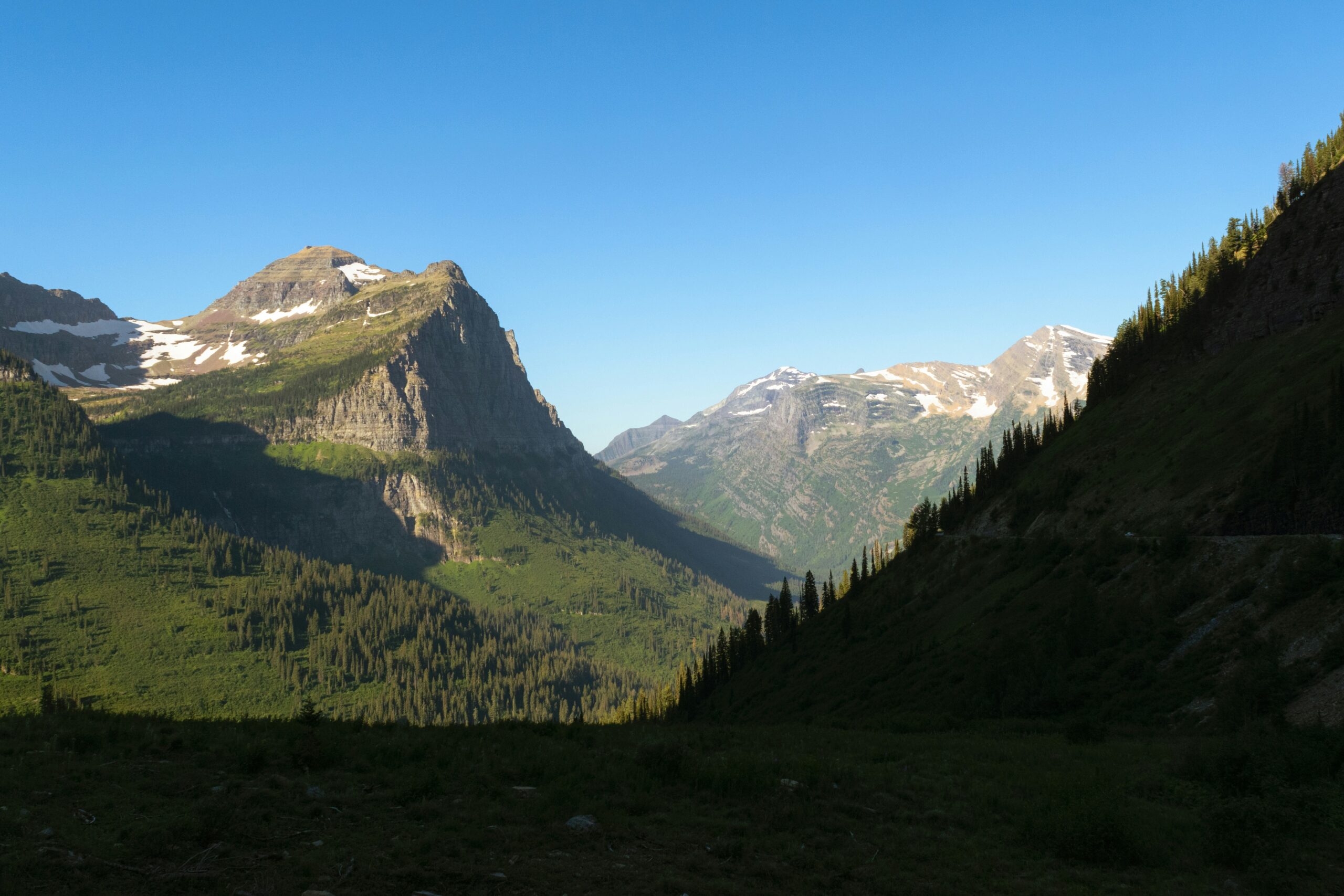 Vue panoramique de la "Going to the Sun Road" au Montana.