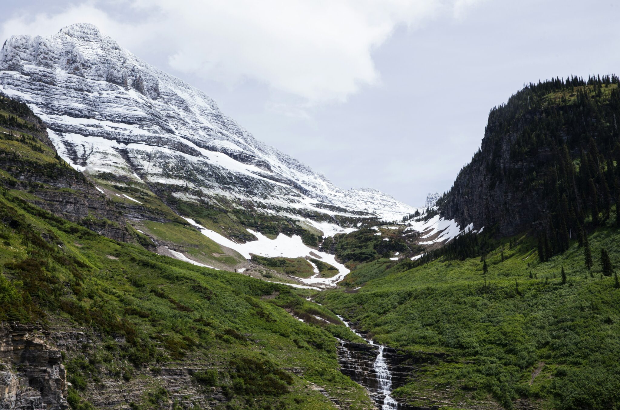 Vue de la route "Going to the Sun Road" dans le parc national de Glacier.
