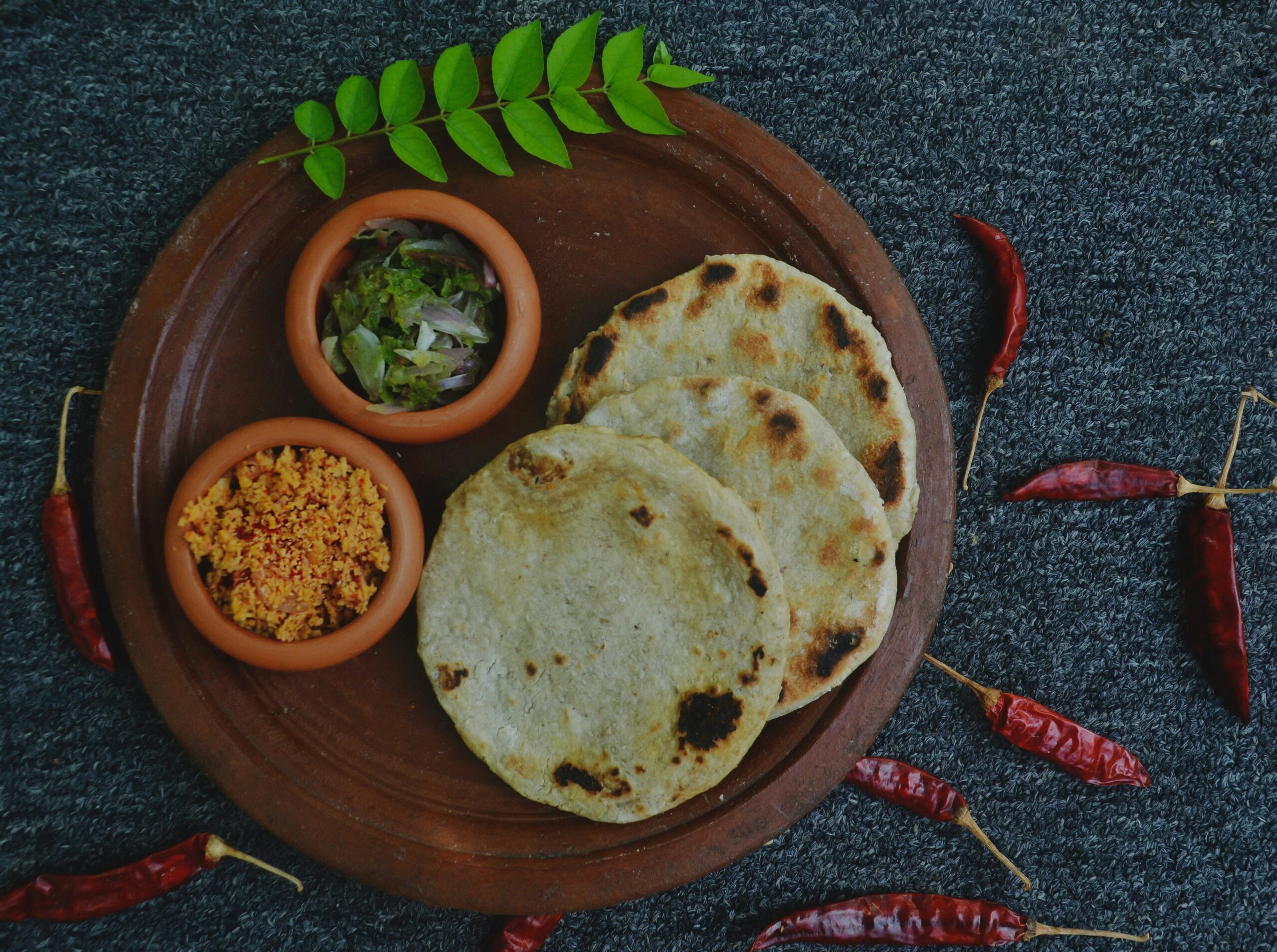 Un plat de nourriture végétarienne, spécialité Sri Lankaise.