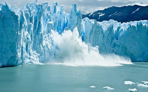 Bloc de glacier tombant dans le lac, créant un grosse vague contre les glaciers restants.