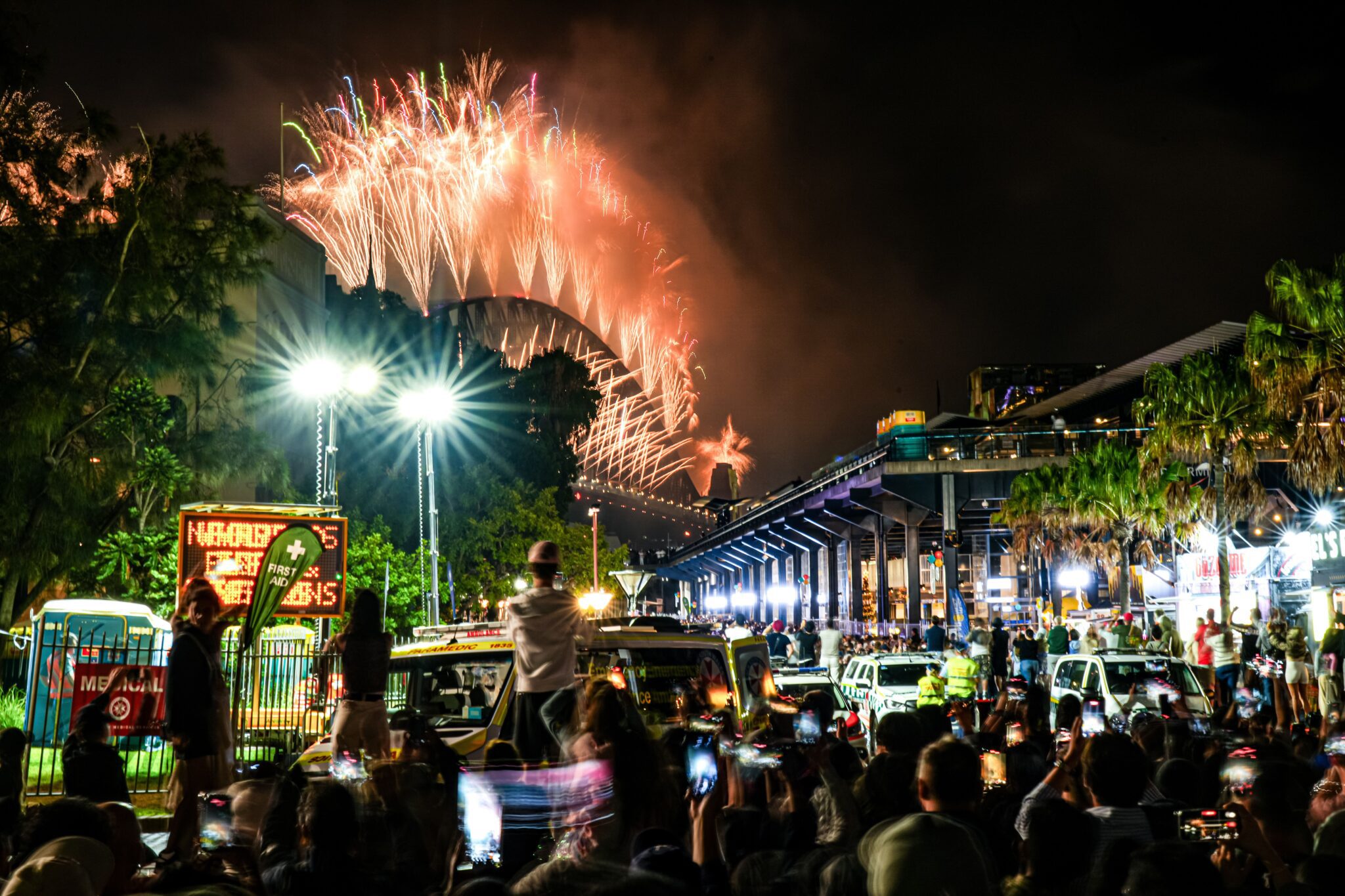 Feu d'artifice au dessus du pont de Sydney pour le nouvel An.