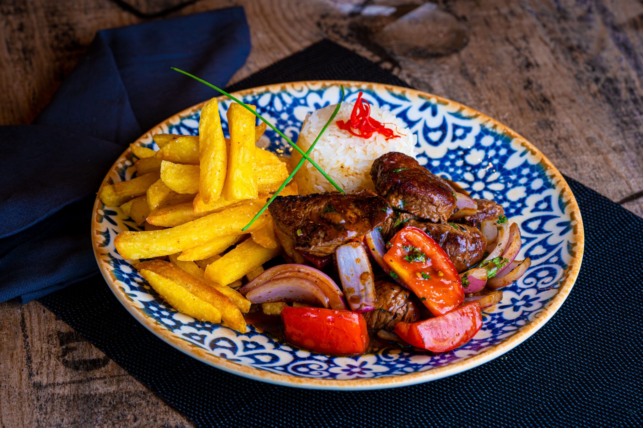 Plat péruvien lomo saltado : riz, viande et frites.
