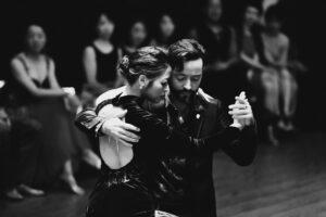 Couple dansant la milonga. Photo en noir et blanc.