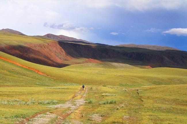 Vaste territoire naturel avec une personne au centre.