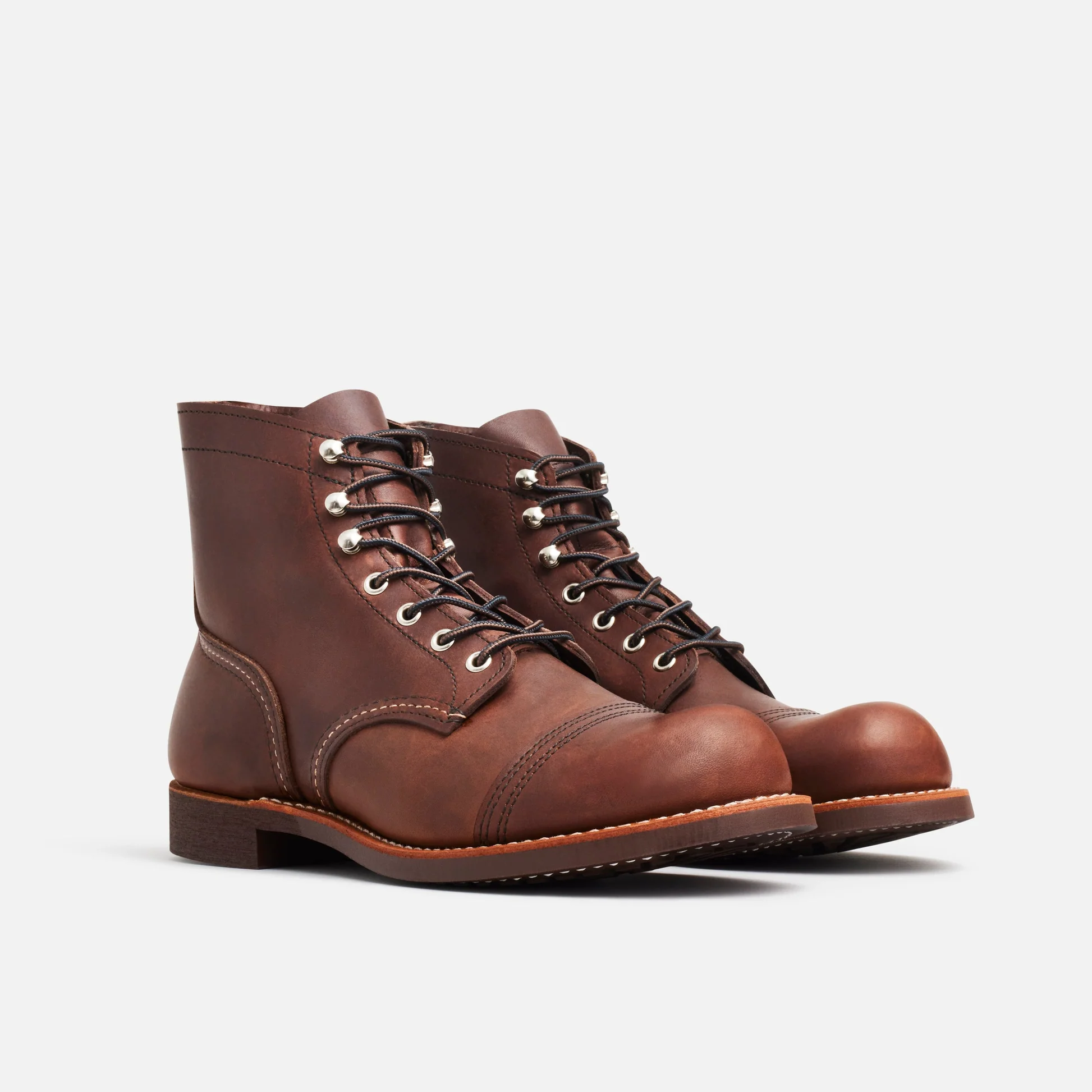 Une paire de chaussures en cuir marron