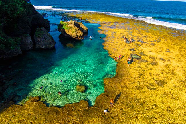 Vue des Magpunpungko Rock Pools de plongée.
