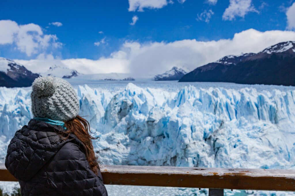 Femme de dos regardant les glaciers de Perito Moreno.