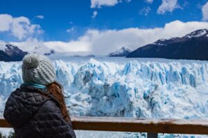 Femme de dos regardant les glaciers de Perito Moreno.